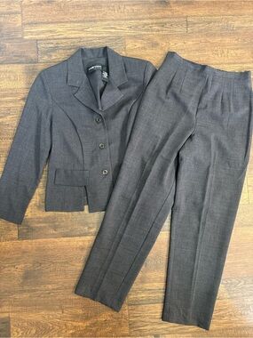 Sag Harbor Women's Two-Piece Suit Size 8p